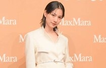 のん、白シャツ×グレーのニットベスト姿のシンプルでナチュラルな美しさを披露に「かわいい！」の声