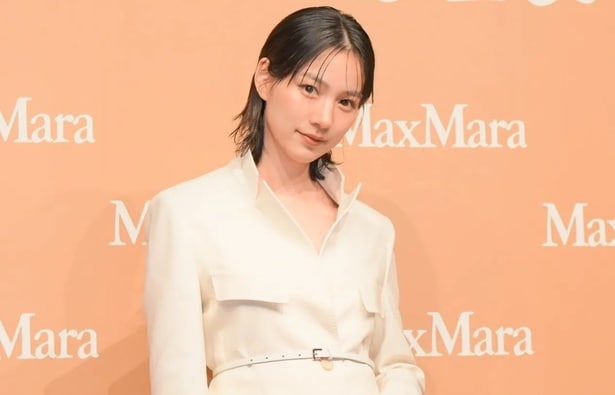 のん、白シャツ×グレーのニットベスト姿のシンプルでナチュラルな美しさを披露に「かわいい！」の声