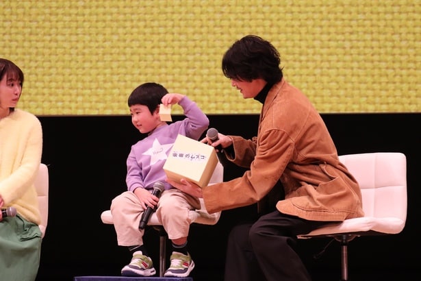 ボックスからくじ引きの要領で紙を取り出す天野優