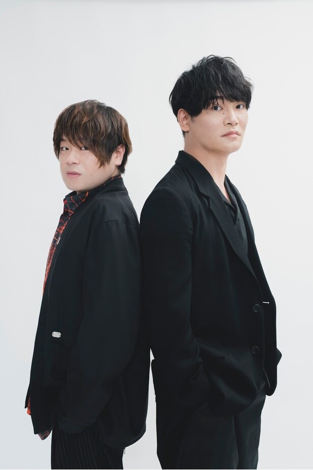 【写真】松岡禎丞×細谷佳正、背中合わせのクールなショット