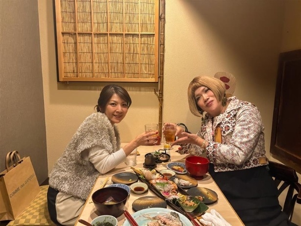 飯島直子「IKKOさん人が良過ぎる!!」“気づかいの人”同士、IKKOと波長ピッタリのリラックストーク＜こんいち＞