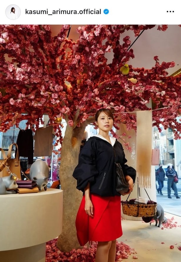 【写真】有村架純、黒のアウターに真っ赤なスカート姿のシンプルなコーデ