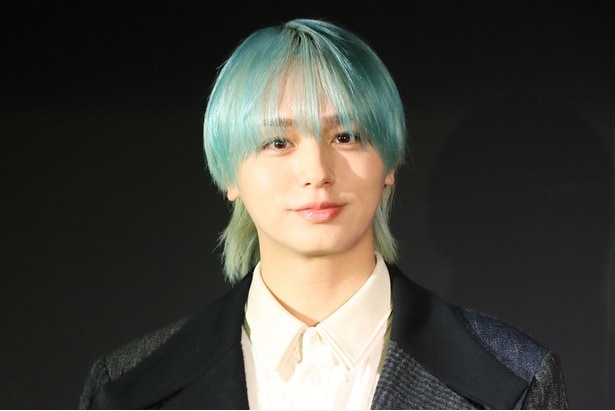 伊野尾慧、水色髪で取材会登場　ガウディ展の魅力語る「薮宏太と有岡大貴には来てほしい」