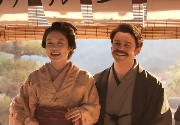 トキ(高石あかり)＆ヘブン(トミー・バストウ)、家族が一つになり喜びの表情＜ばけばけ＞