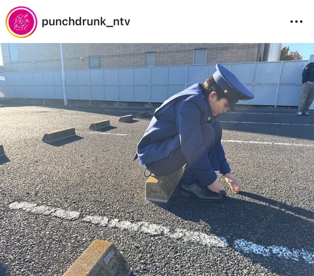 【写真】かわいすぎる…柏木悠がしゃがみ込んで石ころ遊び