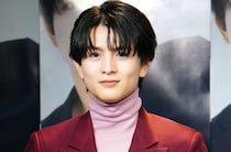 超特急・柏木悠がしゃがみ込んで石遊び…コンパクトに収まる姿に「本気でかわいすぎる」の声＜パンチドランク・ウーマン＞