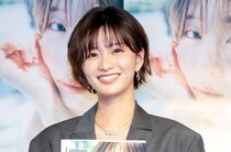 岡崎紗絵のロングヘア×タイトなドレス姿に「スタイル抜群」「何もかも憧れ」の声＜プロフェッショナル＞