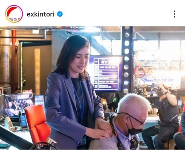 【写真】天海祐希、撮影合間にスタッフさんの肩を揉む“ほっこり”ショット