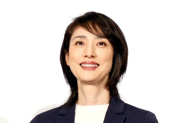 天海祐希、スタッフさんの肩を揉むほほ笑ましいオフショットに「いい現場ですね」の声<緊急取調室>