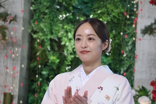 井上真央、ピンクの花束抱える“バースデーショット”に「めっちゃキレイ」「真央ちゃん大好き」の声＜再会＞