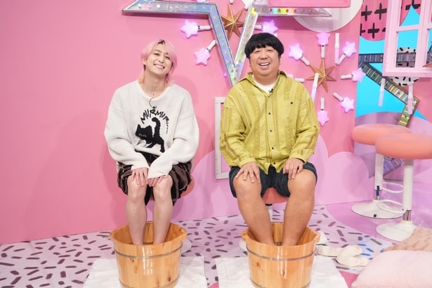 佐久間大介＆日村勇紀、足湯を堪能し整う「最高だね…」＜サクサクヒムヒム＞