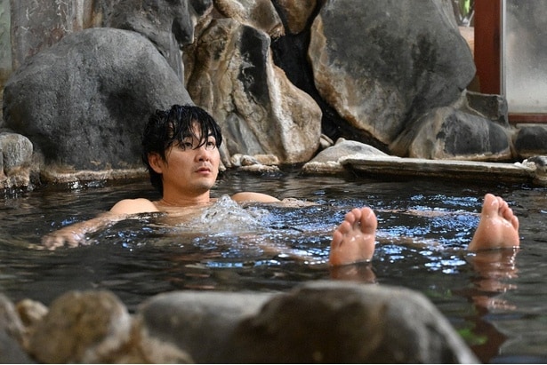 のんびり温泉に浸かり、ゆる～い生活を送る洋輔(松田龍平)