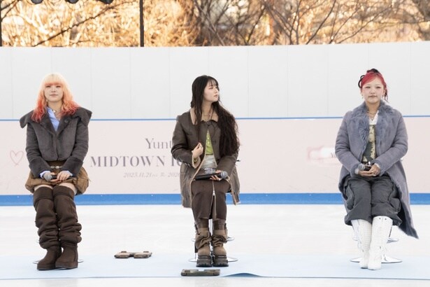 アイススケートリンクの上でトークショーが行われた