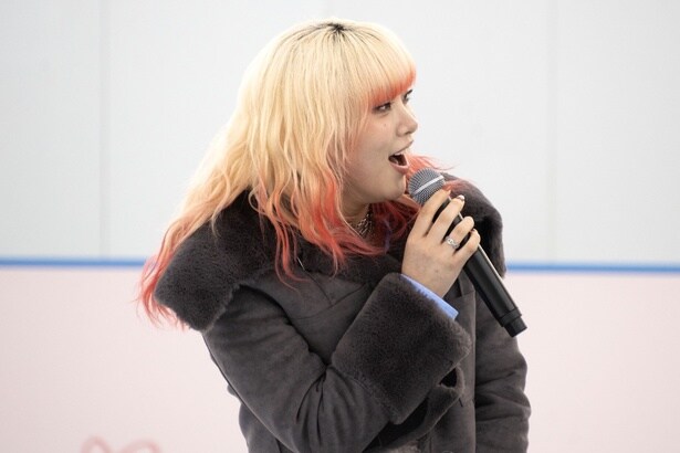 主題歌に決まった時の「口開けっぱ」状態を再現するMAHINA