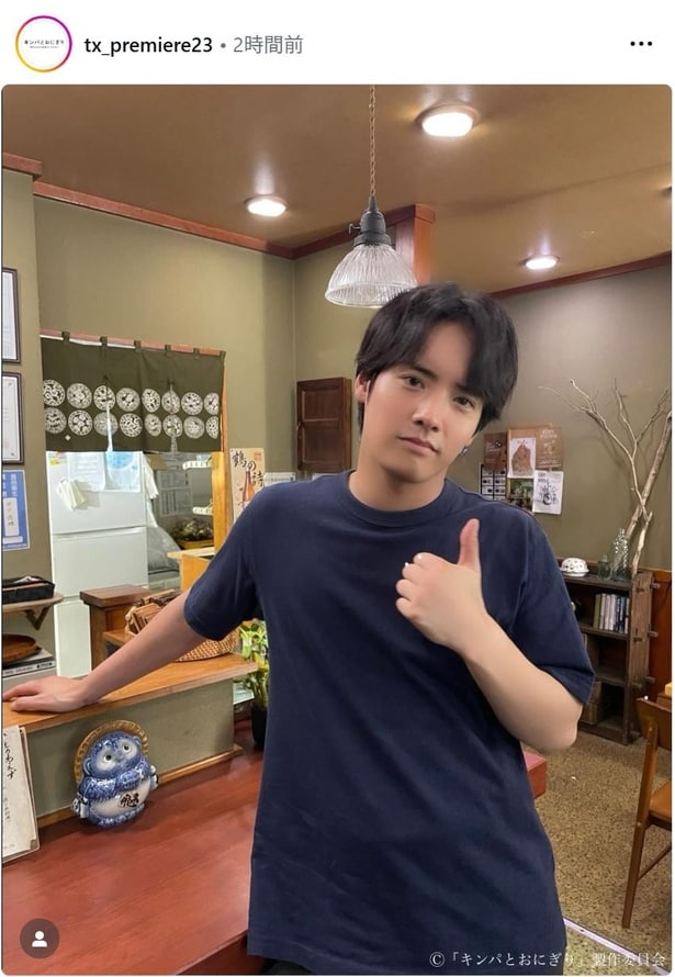 【写真】赤楚衛二、セットの小料理店でポーズを決める