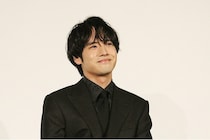 赤楚衛二、セットの中でポーズを決める姿に「楽しみ」「ワクワク」の声＜キンパとおにぎり＞