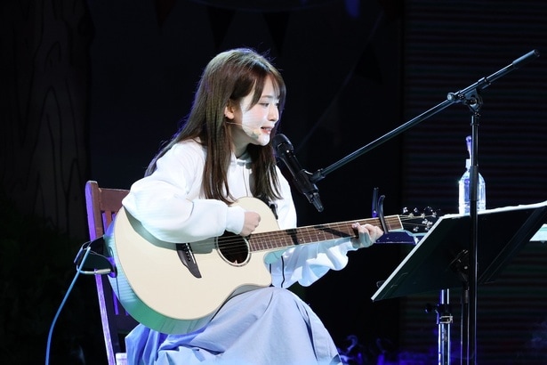 自腹で購入したギターで弾き語りを披露