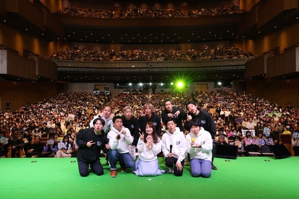 出演したゲストと観客と一緒に記念撮影