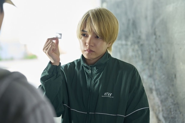 なにわ男子・西畑大吾が金髪で薬物の売人役に　場面写真＆エンディング主題歌予告映像公開＜マトリと狂犬＞