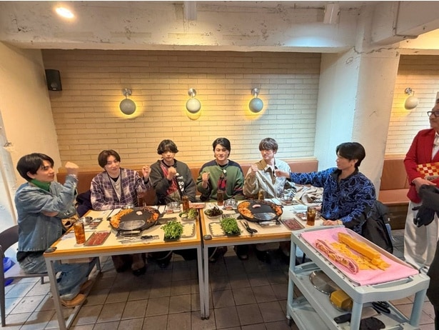 本場の韓国料理を楽しむSixTONES