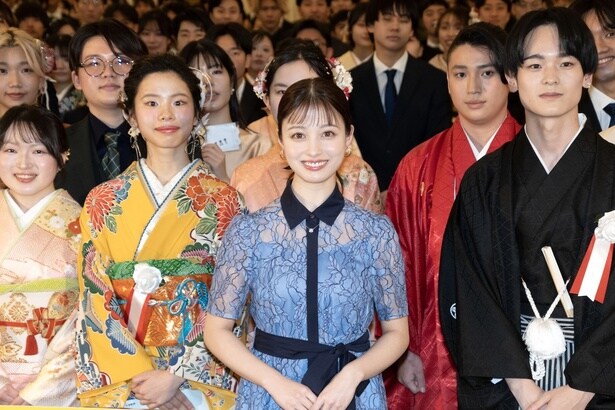 橋本環奈がイベント実行委員と新成人と一緒に記念撮影