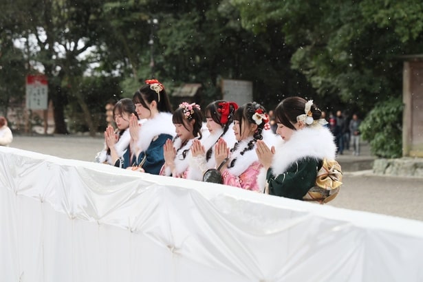 お祈りするSKE48新成人メンバーたち