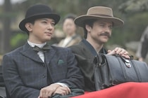 ＜明日のばけばけ＞佐野史郎“江藤”が松野家を訪れ、トミー・バストウ“ヘブン”は立派な日本人だと太鼓判を押す