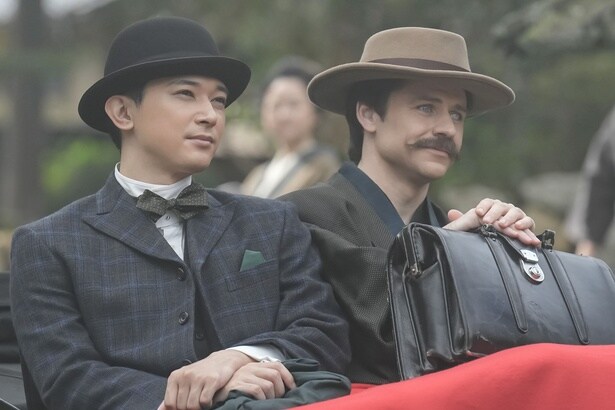 ＜明日のばけばけ＞佐野史郎“江藤”が松野家を訪れ、トミー・バストウ“ヘブン”は立派な日本人だと太鼓判を押す