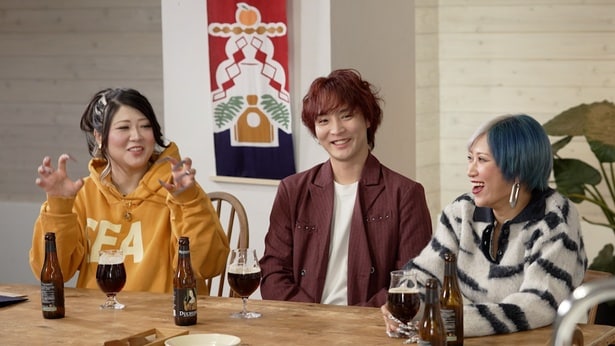 「この女、落とせません！」“強い女”和田明日香×ぱーてぃーちゃんでまさかの恋バナに花が咲く＜和田明日香とゆる宅飲み＞