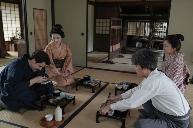 ヘブン(トミー・バストウ)、小骨取りに苦戦