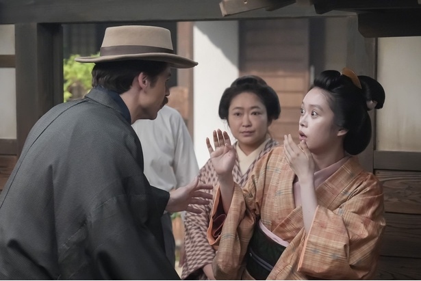 ＜ばけばけ＞トミー・バストウ“ヘブン”が正座＆魚の小骨取りに挑戦…新聞記事がきっかけで新居に人が殺到