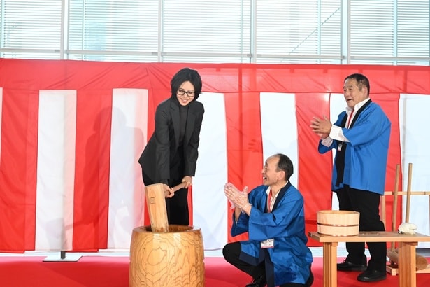 「おコメの女－国税局資料調査課・雑国室－」新春！餅つきイベントより