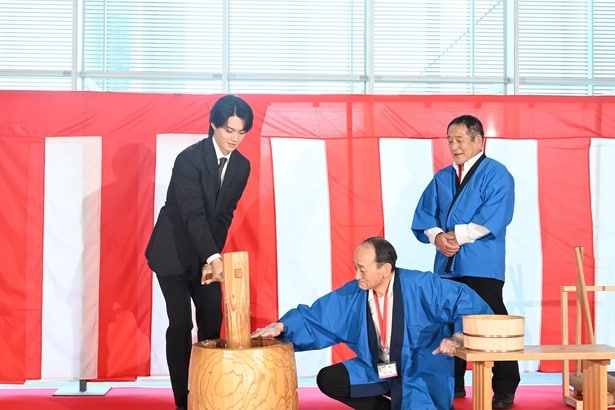 「おコメの女－国税局資料調査課・雑国室－」新春！餅つきイベントより