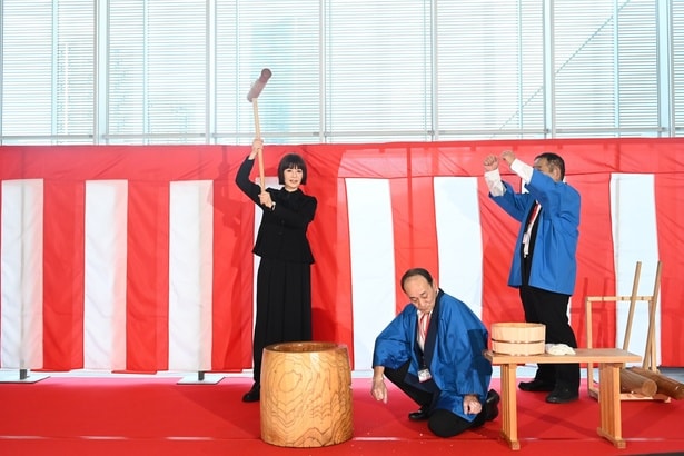 「おコメの女－国税局資料調査課・雑国室－」新春！餅つきイベントより