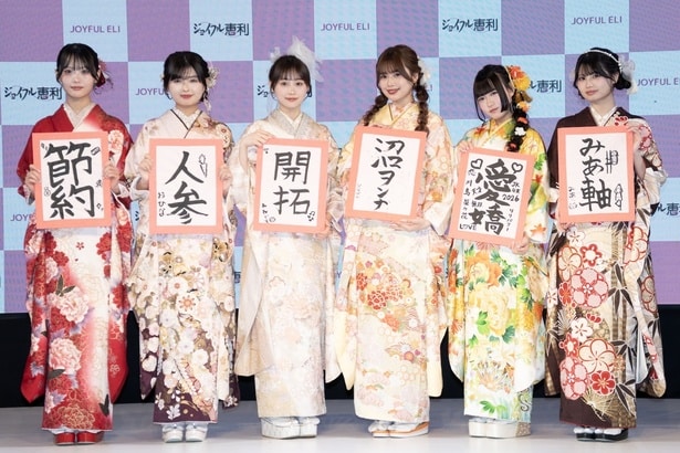 第8期「振袖TEENS」の矢野滴、長浜広奈、古園井寧々、瀬川陽菜乃、川島梨々花、藤田みあ