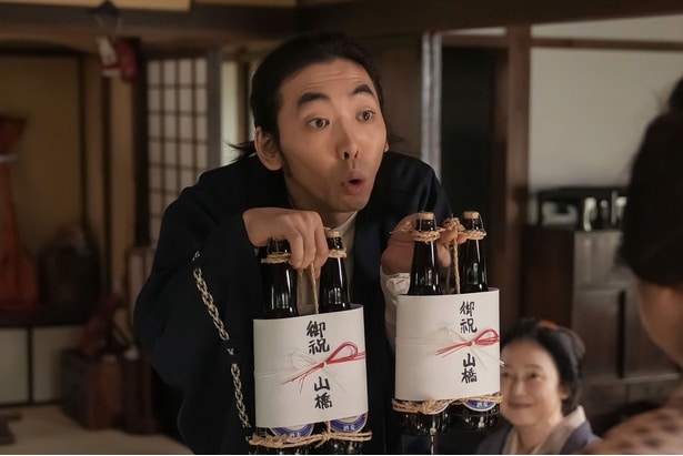 山橋薬舗の店主・山橋(柄本時生)の登場シーン