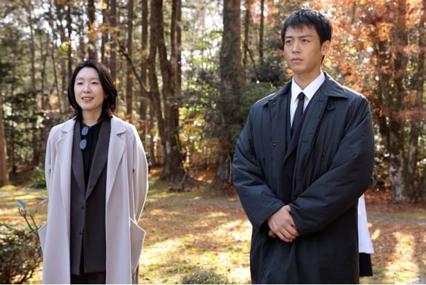 刑事の淳一(竹内涼真)は、理香子(江口のりこ)と殺人事件の捜査を開始