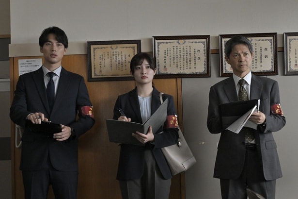 会見に立ち会う今泉、熊崎、安藤