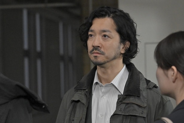 敏腕スクープ記者・稲田(金子ノブアキ)は今泉に接近