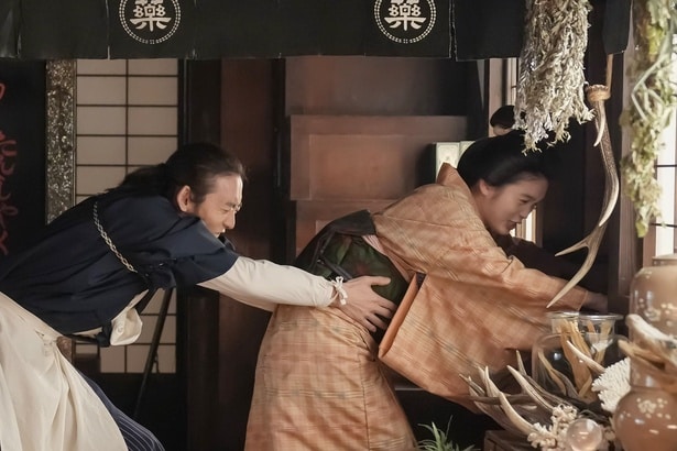 トキ(高石あかり)、ヘブン(トミー・バストウ)を探し山橋薬舗へ突撃＜ばけばけ＞