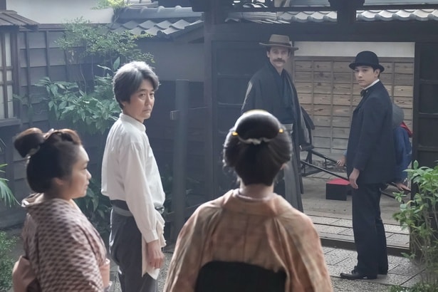 ヘブン(トミー・バストウ)は帰りが遅くなると告げ仕事に出かける＜ばけばけ＞