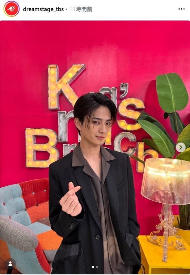 【写真】岩瀬洋志、美しい笑顔の指ハートポーズにファン釘付け