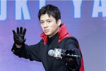 山田裕貴が『アベンジャーズ』アンバサダーに就任「『マントを用意してくれ』と(笑)」“ドクター・ストレンジ”風のマント姿で登場