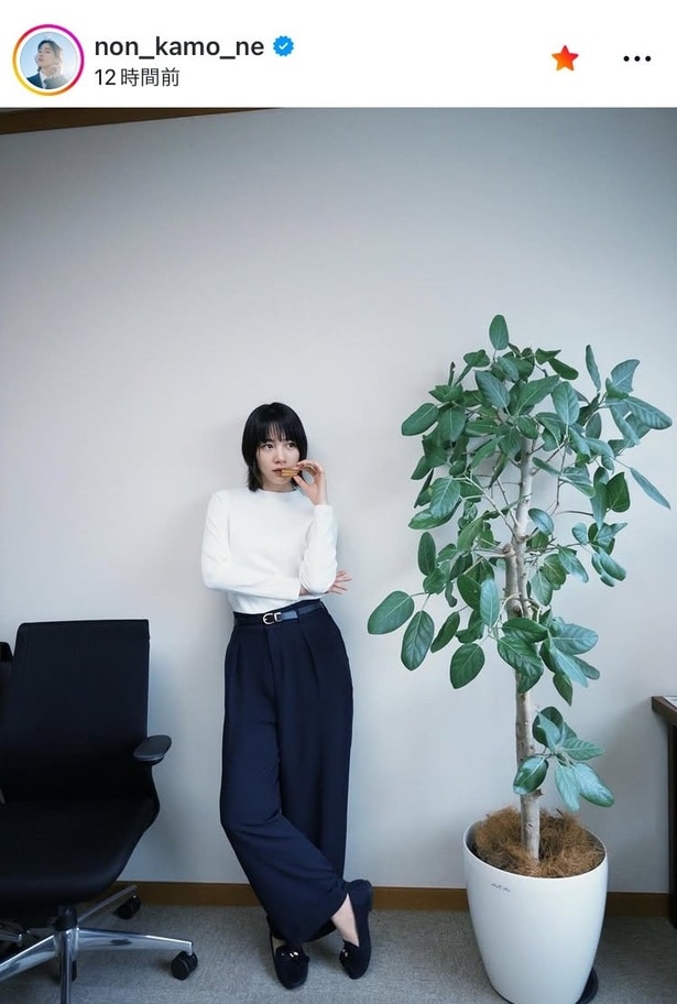 【写真】ドラマ撮影現場の差し入れをパクリ…のん、クールな表情でエレガントなコーデを披露
