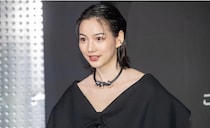 ドラマ撮影現場の差し入れをパクリ…のん、クールな表情でエレガントなコーデに「カッコいい」と反響