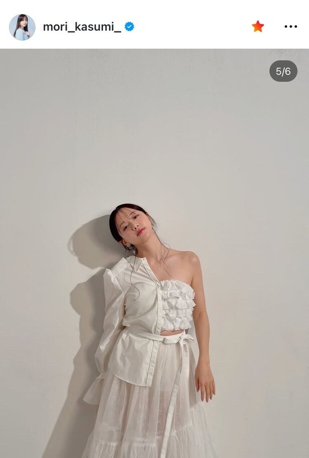 【写真】森香澄、肩出し×ウエストちらりのワンショルダートップスにクロップド丈のコーデ姿