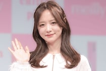 森香澄、肩出し×ウエストちらりのワンショルダートップスにクロップド丈の姿に「美しすぎます」の声