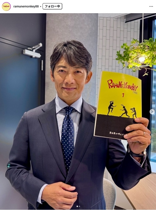 【写真】台本を手に爽やかな笑顔の反町隆史