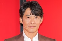 反町隆史、スーツ姿でほほ笑むドラマ放送開始記念のオフショットに「かっこいい！」と反響＜ラムネモンキー＞