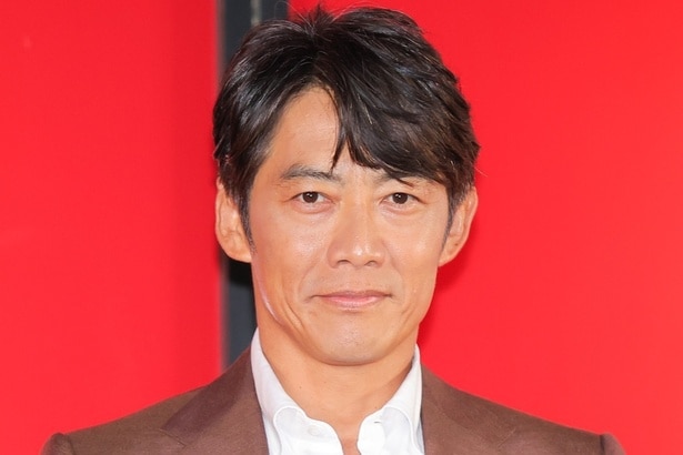 反町隆史、スーツ姿でほほ笑むドラマ放送開始記念のオフショットに「かっこいい！」と反響＜ラムネモンキー＞